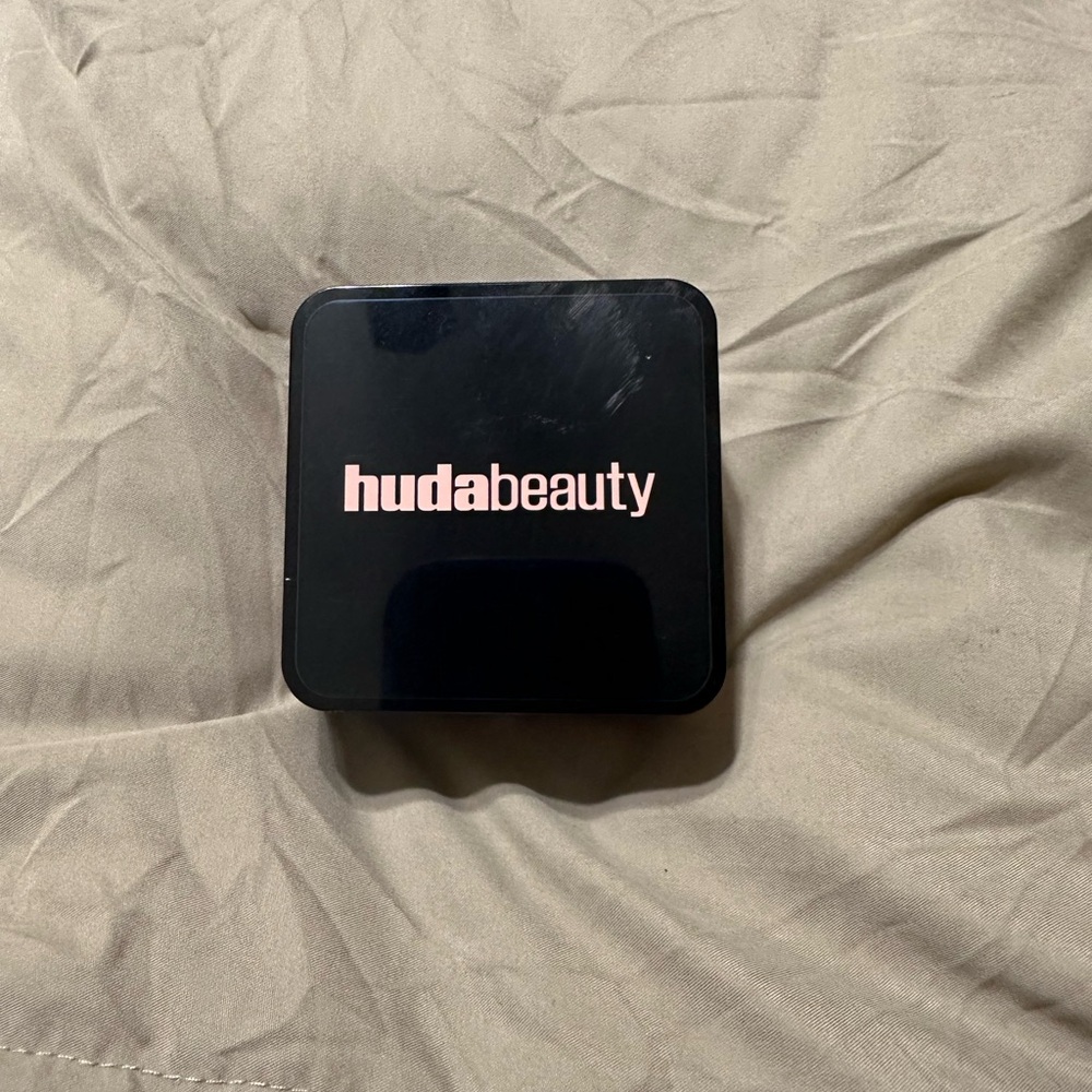 HUDA BEAUTY Black and Pink Compact